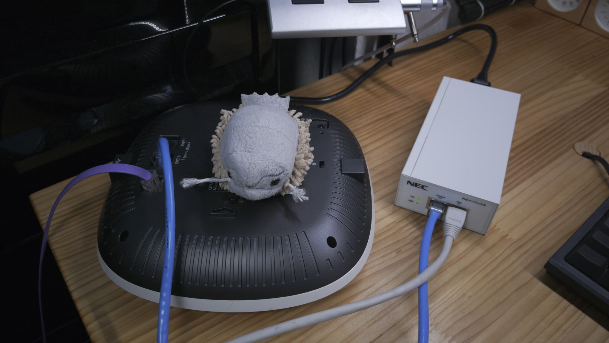 Aruba AP-325にシリアルコンソールケーブルを接続し、PoE給電で起動する