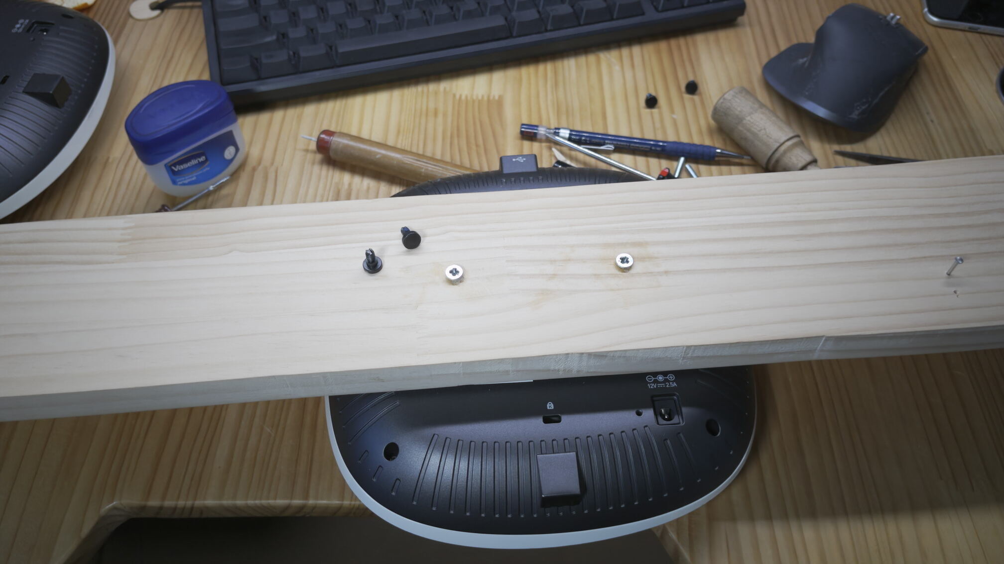 Aruba AP-325のピンを外し、木材にボルト止め