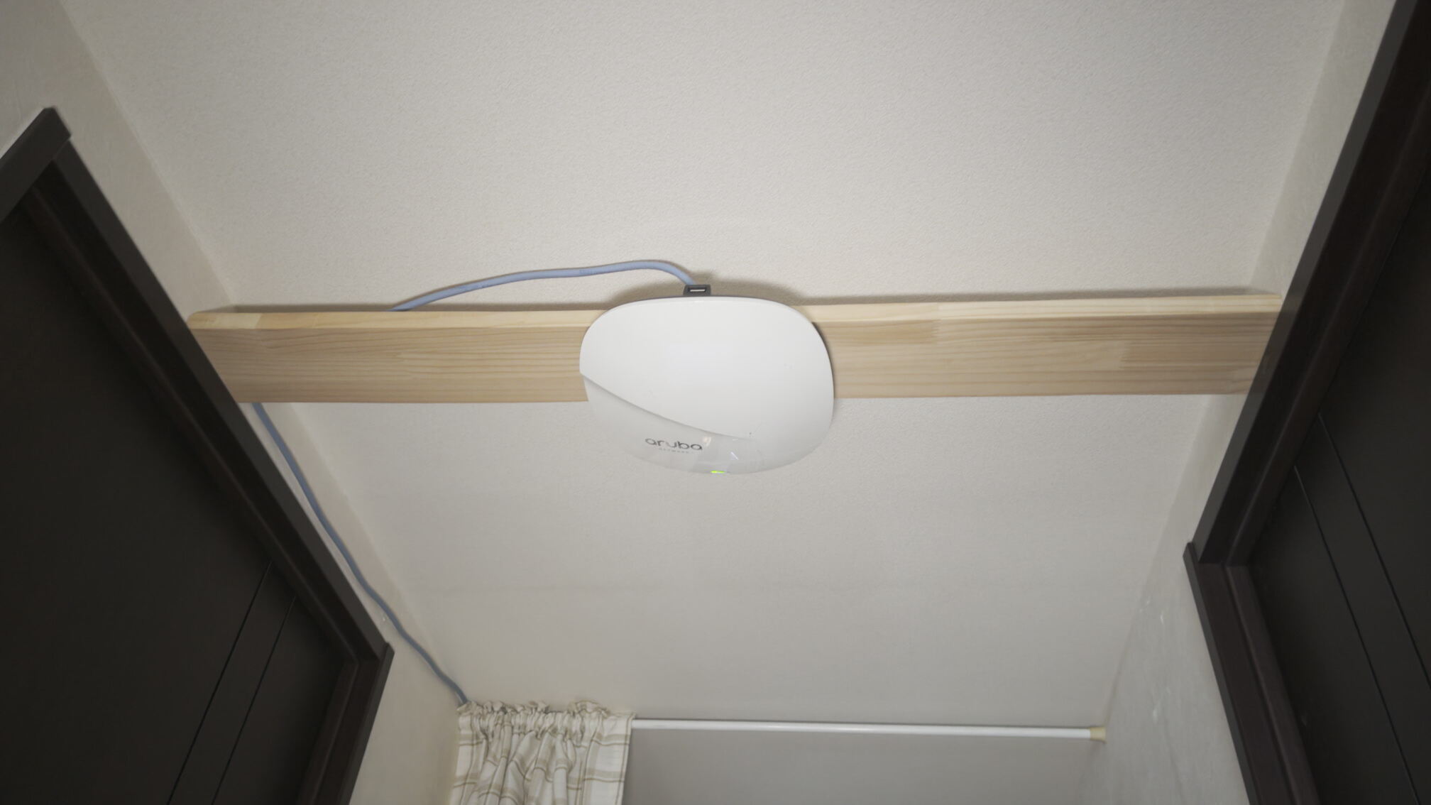 Aruba AP-325をドア枠に端渡して、廊下の天井に非侵襲的に設置